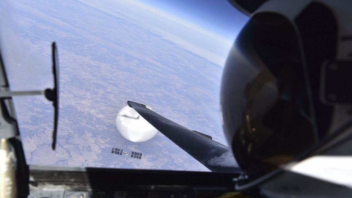 El selfi que muestra a un piloto de EE UU sobre el globo espía chino