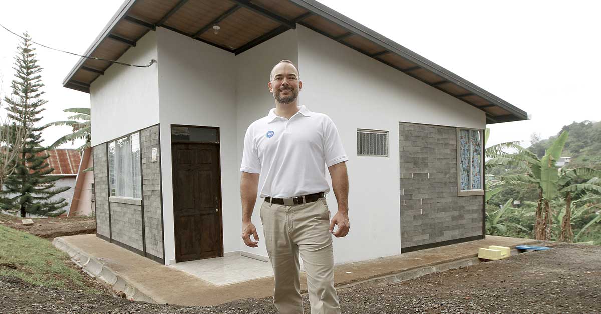 Gracias a voluntariado familia estrena vivienda hecha con botellas plásticas