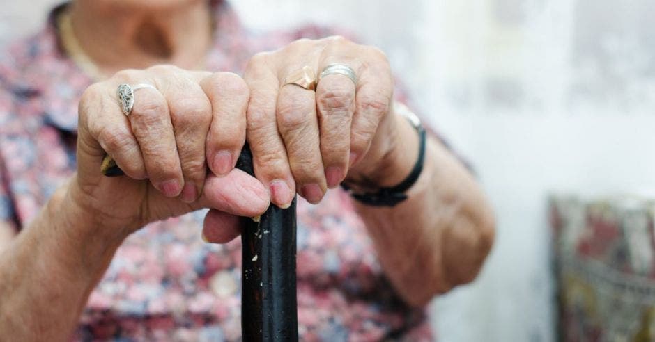 manos de un adulto mayor