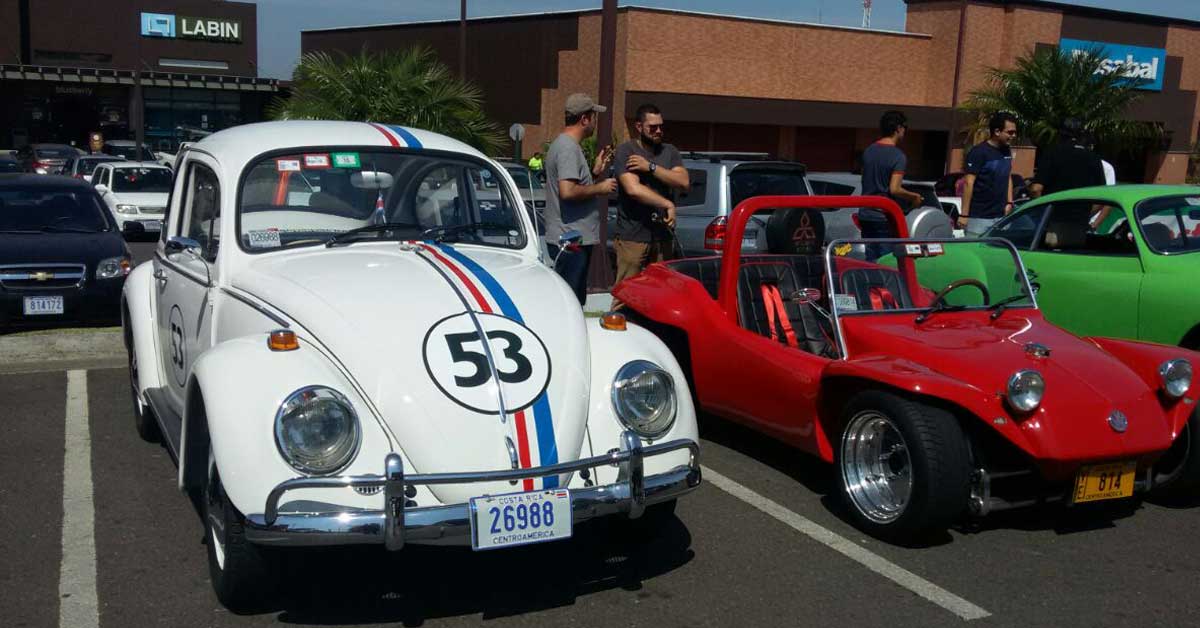 El Vocho celebra sus 80 años con exhibición de modelos clásicos y caravana