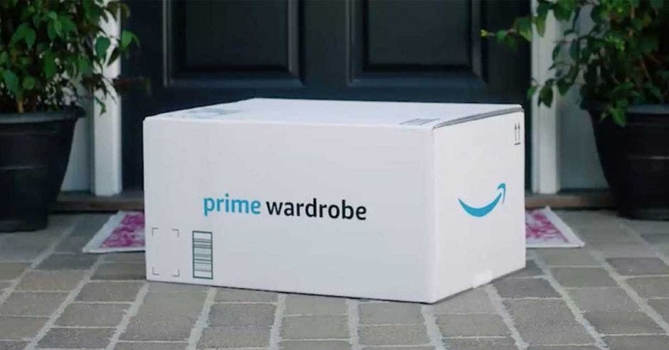 Una caja de Amazon Wardrobe color blanco