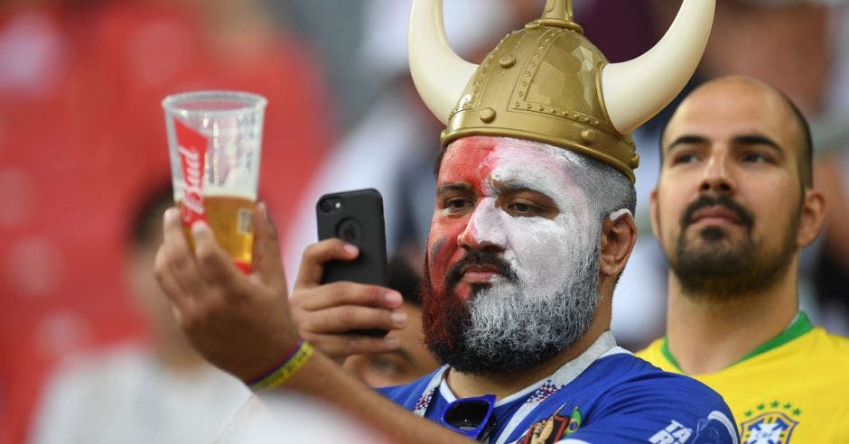 Aficionado brasileño aprovechó para tomarle una foto a su vaso con cerveza