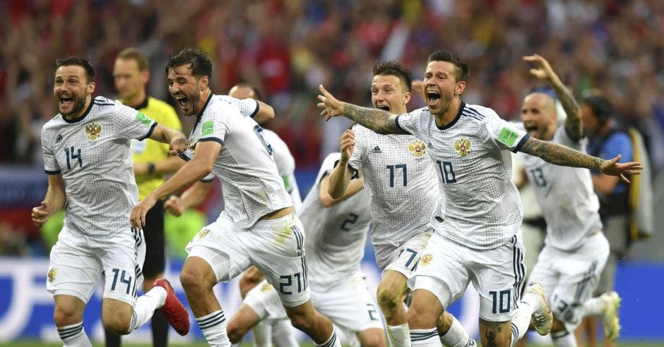 Rusos celebran el pase a los cuartos de final del Mundial