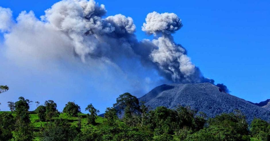 Foto de las fumarolas del Volcán Turrialba