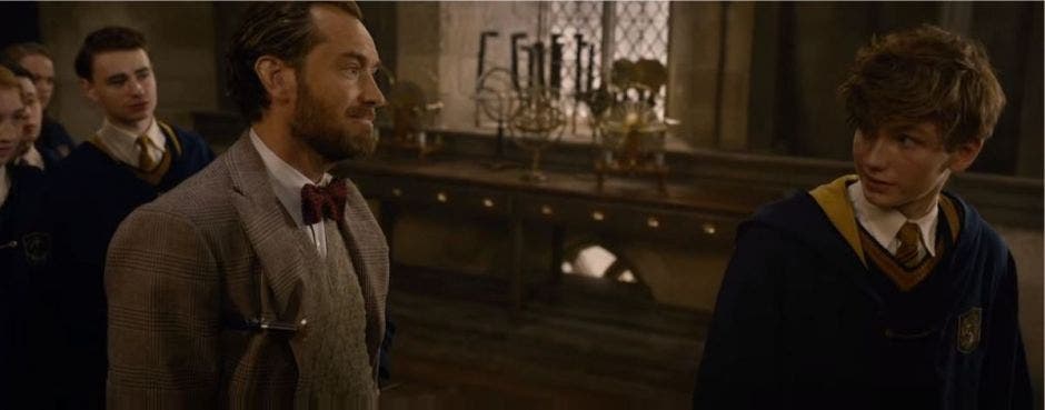 Jude Law como  profesor Dumbledore y una versión adolescente de Newt Scamander.