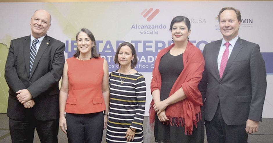 Rodolfo Piza, ministro de la Presidencia; Mercedes Peñas, exprimera dama; Michelle Coffey, delegada ejecutiva de Fundación CRUSA; Pilar Garrido, ministra de Planificación, y David Gutiérrez, presidente Fundación CRUSA.