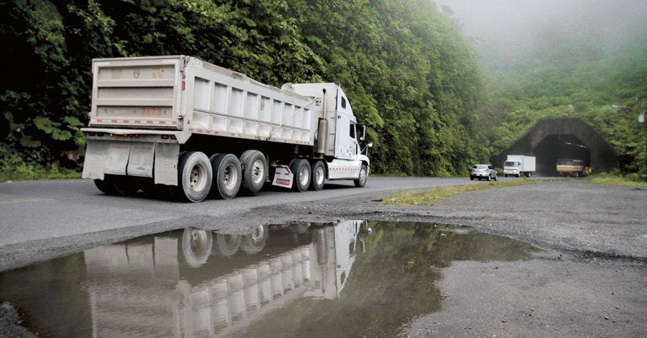 Un camión a punto de pasar por el túnel del zurquí