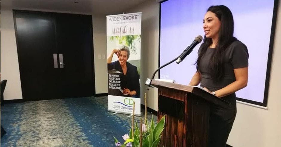 Una mujer dando un discurso