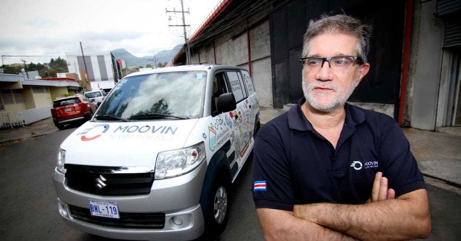 Javier Núñez, emprendedor a cargo de Moovin, posa junto a uno de los vehículos de la compañía