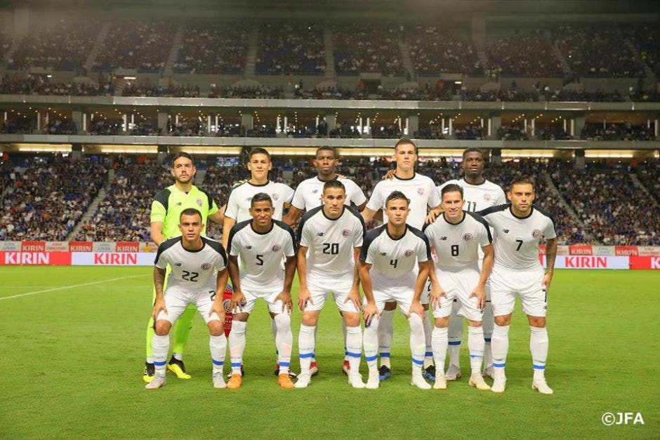 El equipo de Costa Rica que enfrentó a Japón posando para la foto tradicional de cada partido