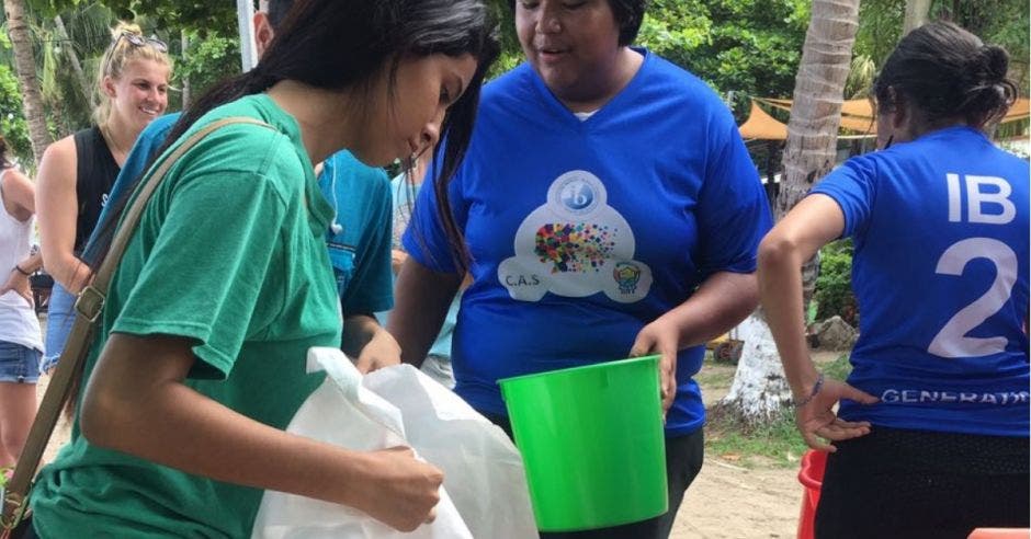 mujer recogiendo basura