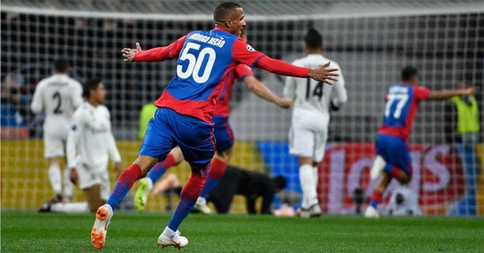 Los jugadores del CSKA de Moscú celebran el gol mientras de fondo se ven los de Madrid derrotados y Navas viendo el balón dentro de su arco