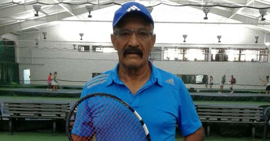 Carlos Mora dedicó una vida al tenis y cosechó recuerdos a lo largo de 55 años en la Copa. Cortesía/La República