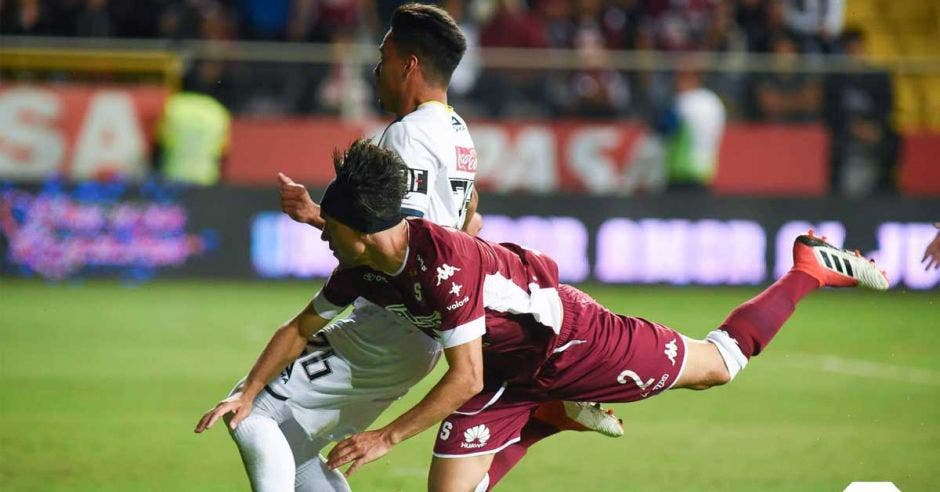 Christian Bolaños sufrió la buena marca de los guadalupanos y tuvo un gris desempeño al igual que el resto del equipo. Saprissa/La República