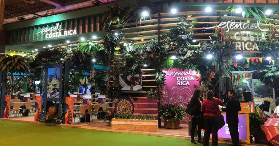 estand con plantas y pantallas que muestran naturaleza