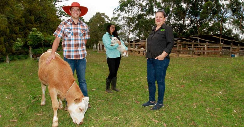 Rosa Cubero junto a sus hijos. Vaca y oveja