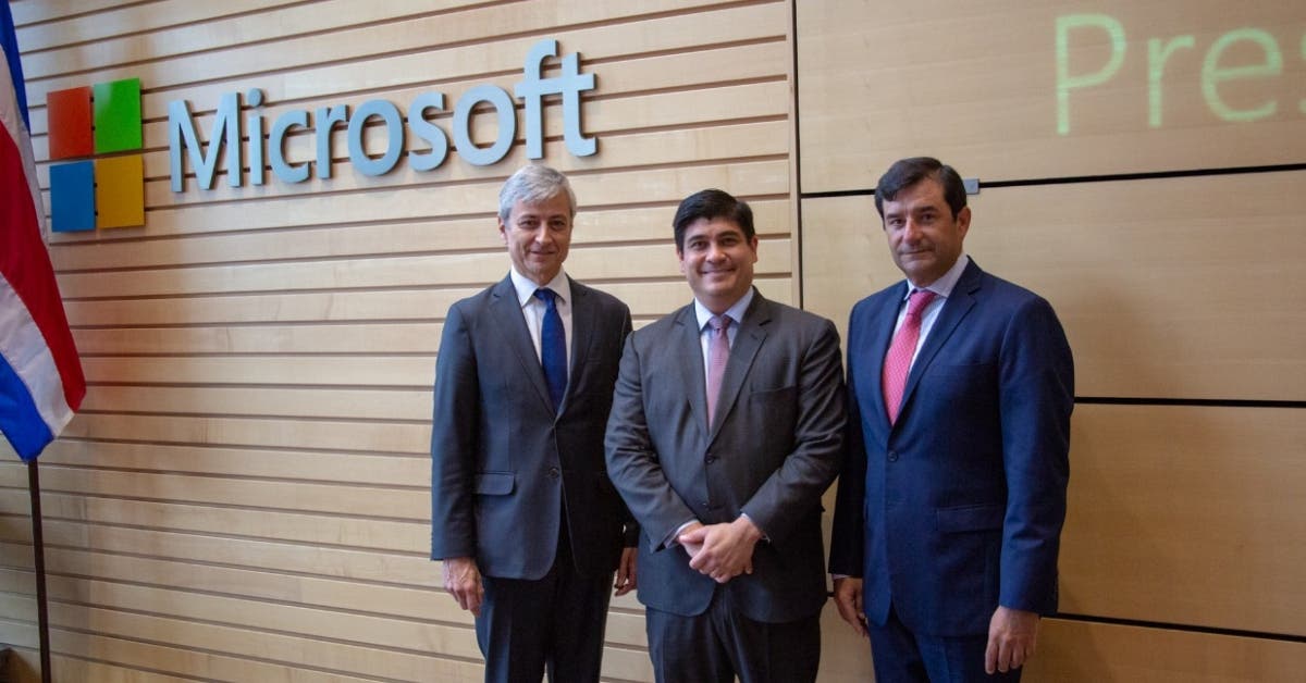 Presidente invita a Microsoft a expandir operaciones en Costa Rica