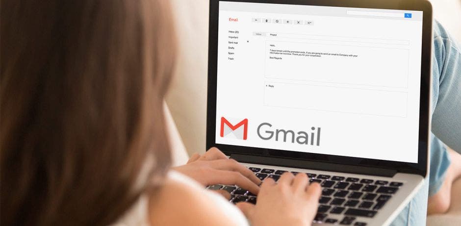 Una mujer usa Gmail en su computadora
