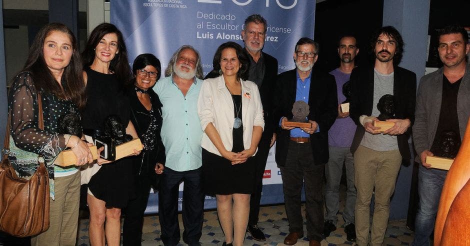 Los artistas ganadores del premio de escultura ANESCO de 2018, junto a autoridades del país