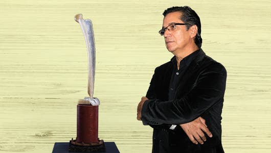 El escultor Luis Alonso Ramírez junto a su obra "Purificación.