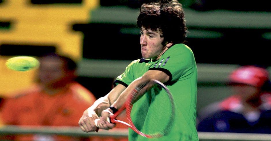 Un joven tenista golpeando la bola con la raqueta en un partido en Costa Rica