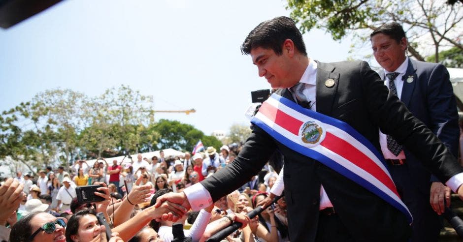 CArlos Alvarado da la mano a las personas