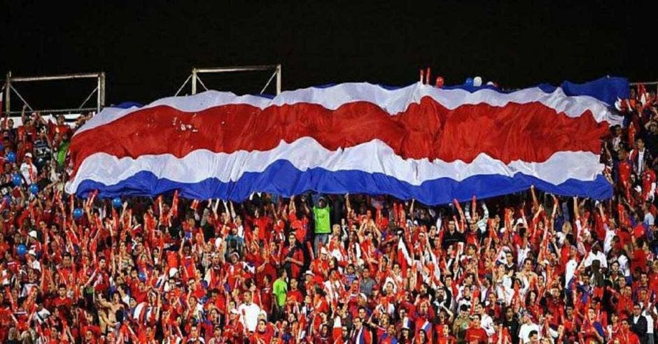 personas en estadio y bandera de costa rica