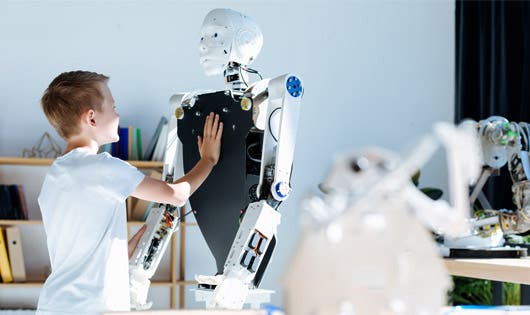 Un niño trabaja con un robot