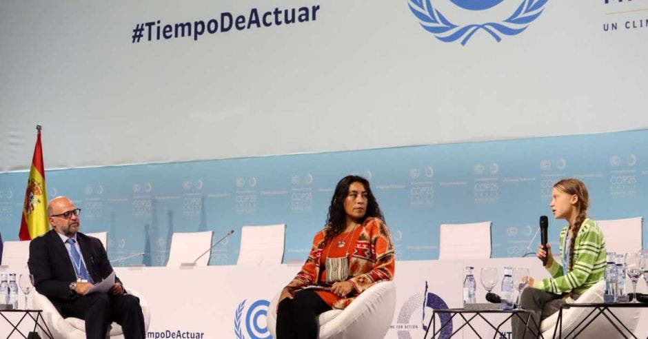 El ministro Carlos Rodríguez junto a Greta Thunberg en un escenario, discutiendo varios temas