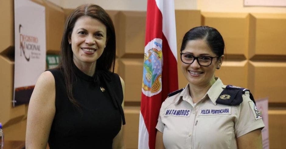 Fiorella Salazar, ministra de Justicia, junto a la recién designada como directora de la Policía Penitenciaria, Daisy Matamoros