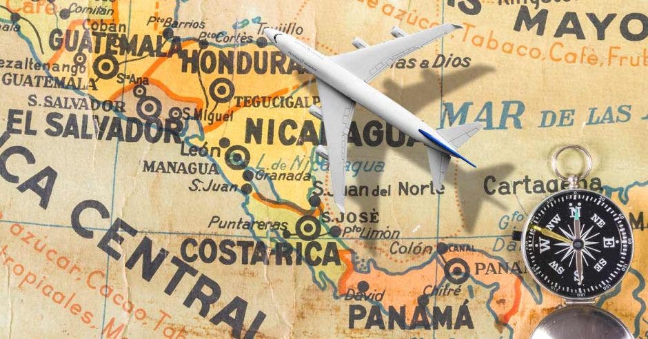 Un avión vuela sobre un mapa de Centroaerica