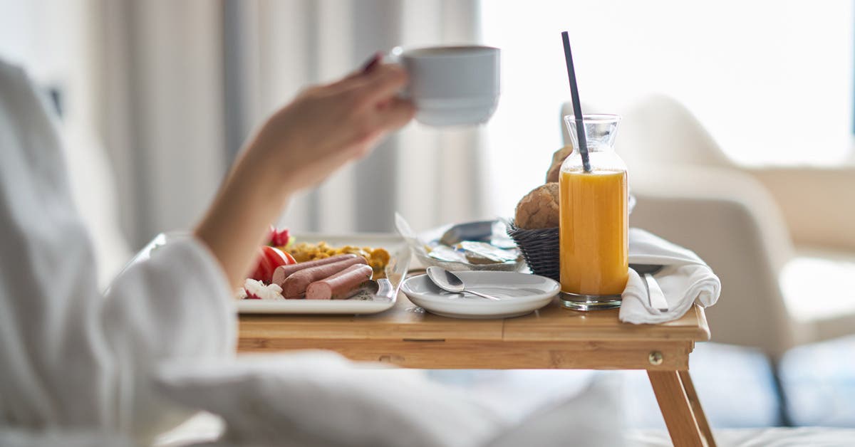 Consejo Mundial de Viajes y Turismo recomienda a hoteles llevar desayuno a  las habitaciones