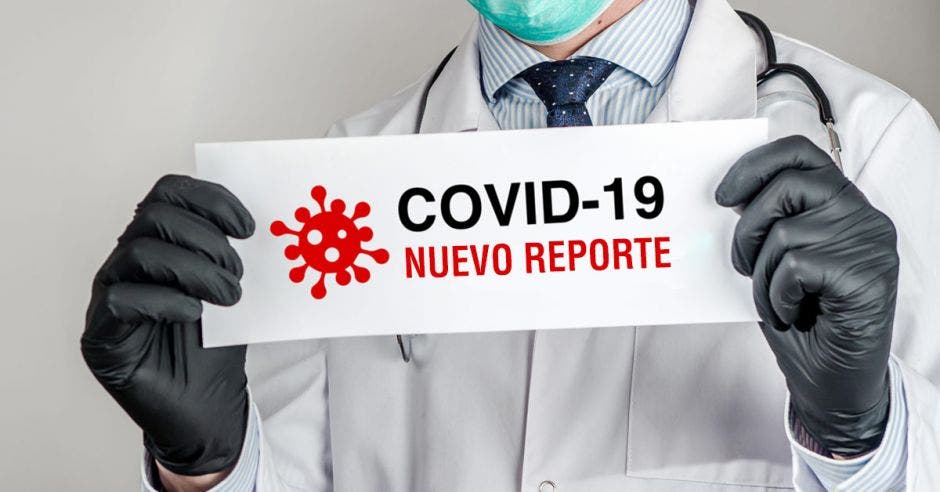 Hombre con guantes anunciando nuevos casos de Covid