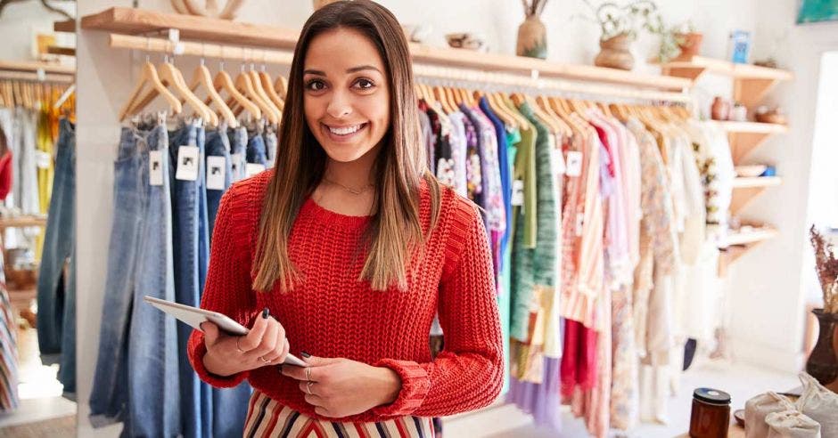 Vemos a una muchacha en una tienda de ropa