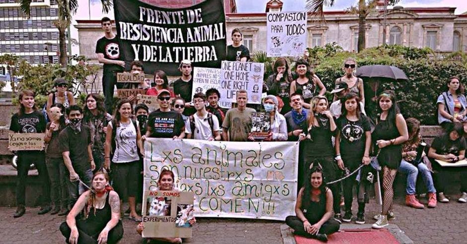 Un grupo de manifestantes vestidos de negro