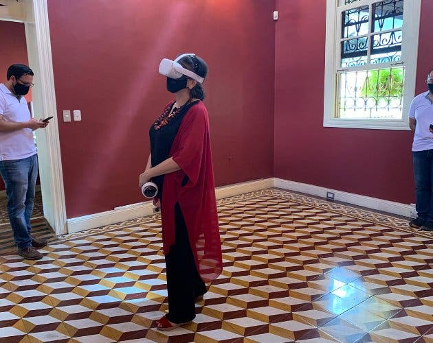 Viendo muestra de realidad virtual