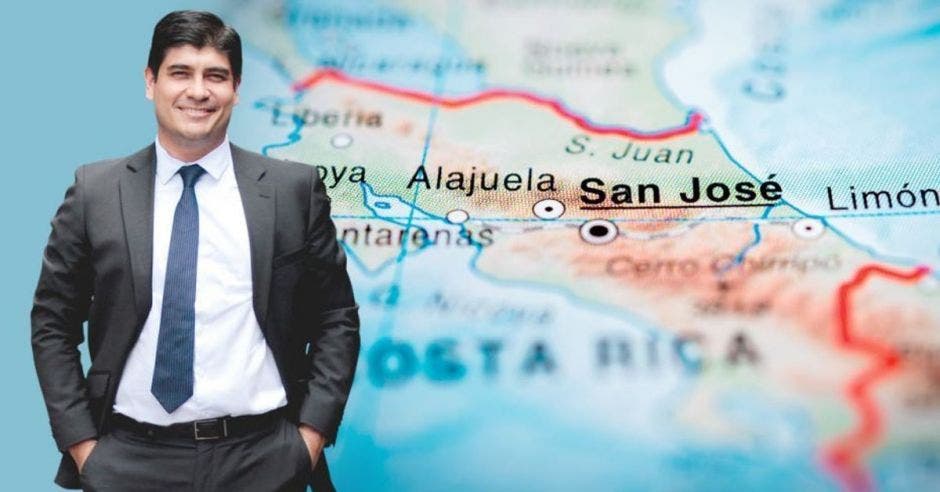 un hombre con traje y corbata sobre la imagen de un mapa