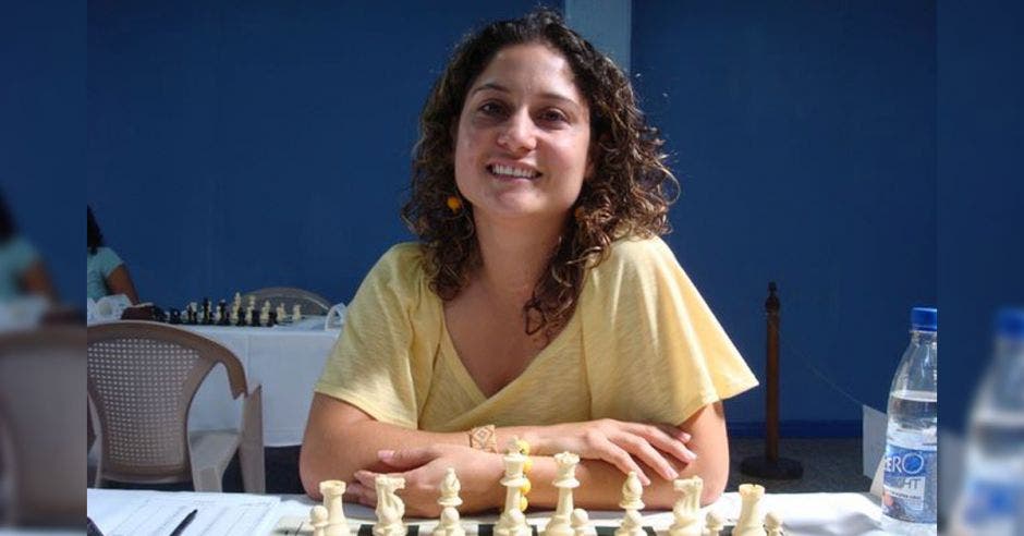 mujer ajedrez