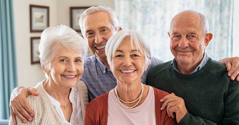 grupo de adultos mayores sonriendo