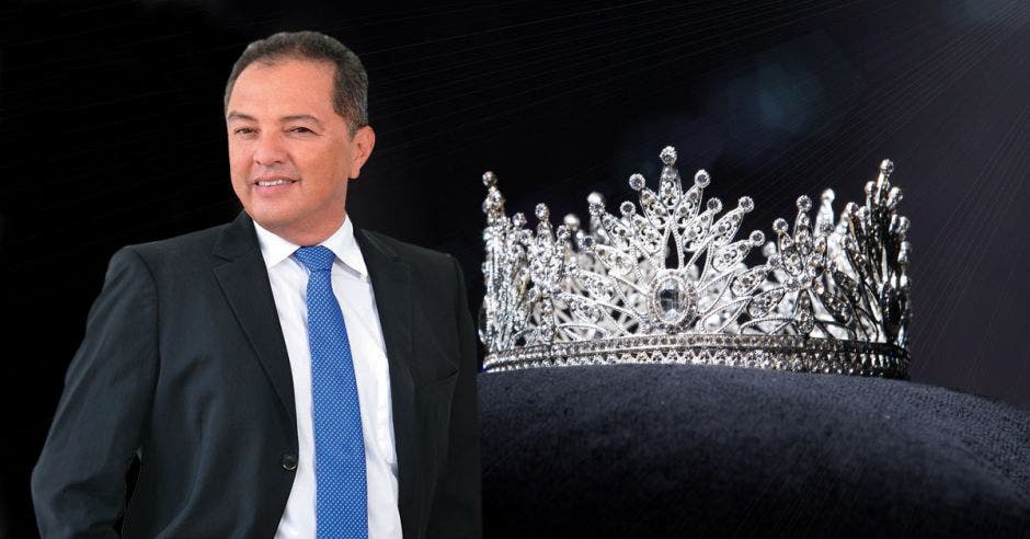 Hombre de saco y corbata sobre un fondo de Corona de plata diamantada para concurso Miss belleza de concurso, joyas decoradas con piedras