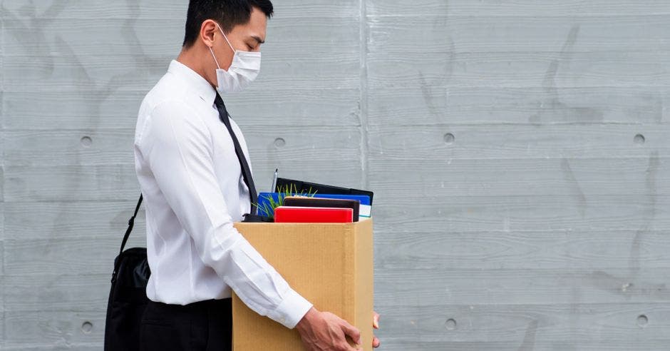 Hombre de corbata con caja y cuadernos