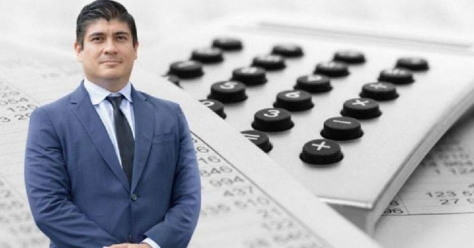 Carlos Alvarado, presidente de la República., de fondo imagen de calculadora y hojas con números