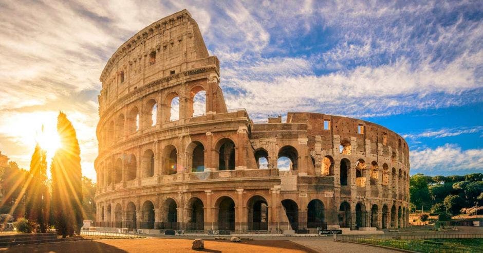 el coliseo romano imponente, al atardecer de roma