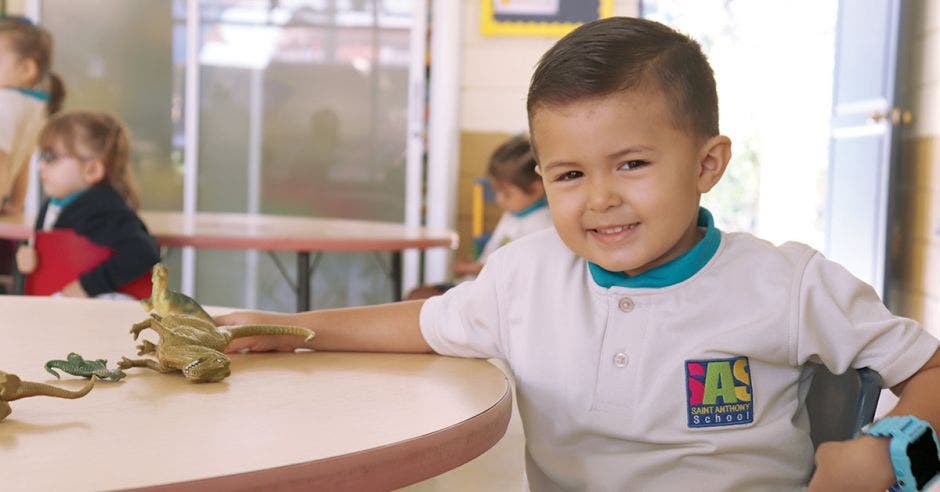 niño de preescolar sentado en clase