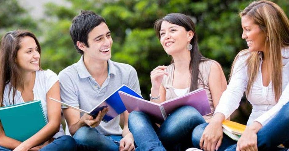 Personas con cuadernos sonriendo