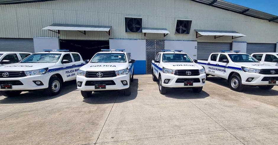 Cinco nuevas patrullas estacionadas en la sede de la Policía Municipal de San José