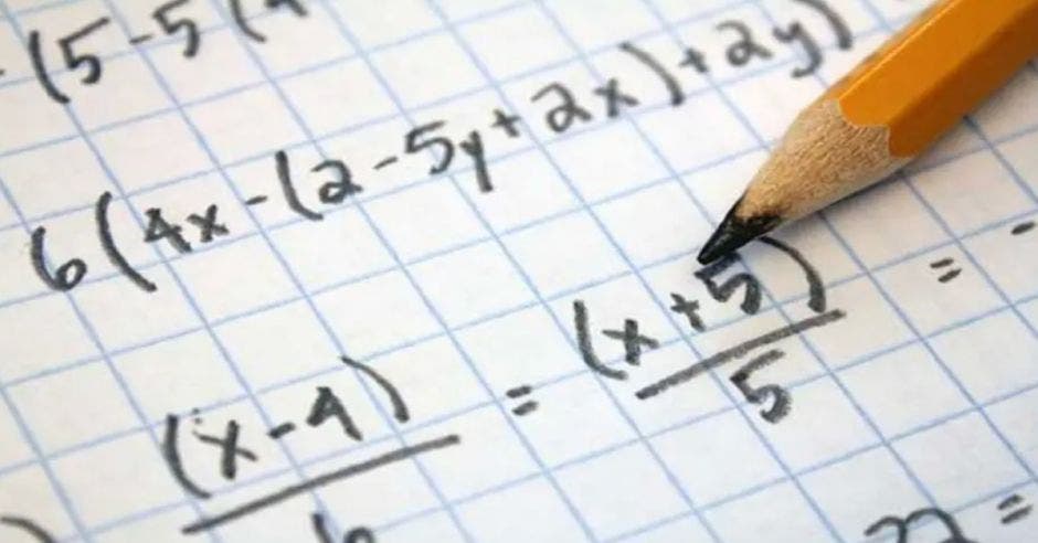 cuaderno con problemas matemáticos escritos