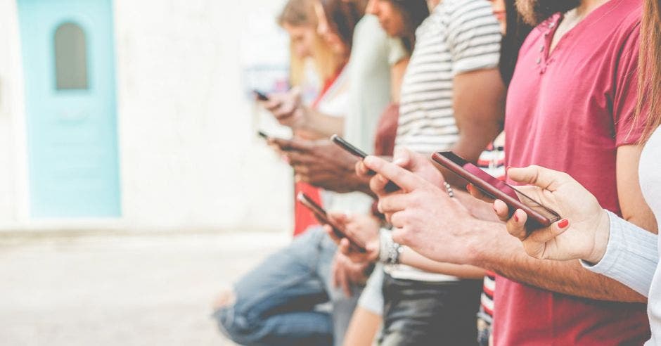 Un grupo de jóvenes en linea revisando las redes sociales