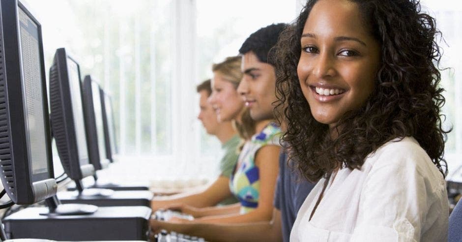 Jóvenes frente a computadoras