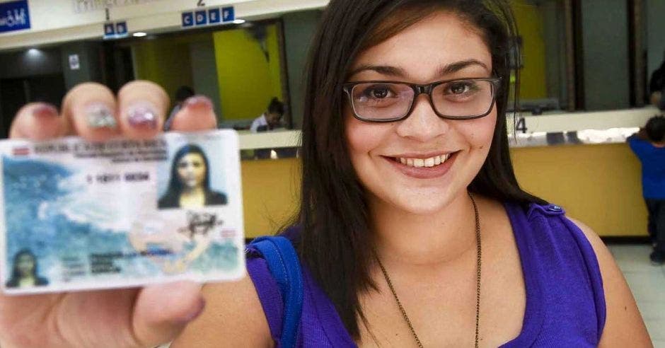 Mujer sonriente con cédula